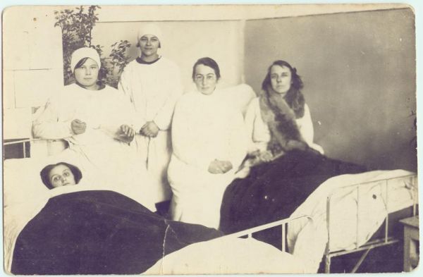  ,  ( ). Pińsk r.1913-14,sala szpitalna.W białym fartuchu stoi moja 16-letnia wówczas Ciocia Helena Nowotna,która w szpitalu miała praktyki i kurs pielęgniarek PCK.W okresie międzywojennym pracowała w Pińskim szpitali.