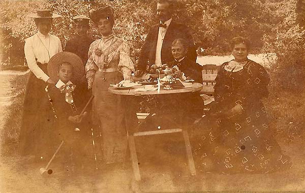  Мядзведка, фальварак (Паланэчка вясковая гміна). Przy stole w ogrodzie w Niedźwiadce, 1905.<br>Z prawej strony Helena de domo Gażycz Abłamowiczowa, w kapeluszu - jej cóka Paulina Abłamowiczówna po mężu Zygmuncie Ślizień; chłopiec siedzący z lewej strony: syn Pauliny - Michał Ślizień.