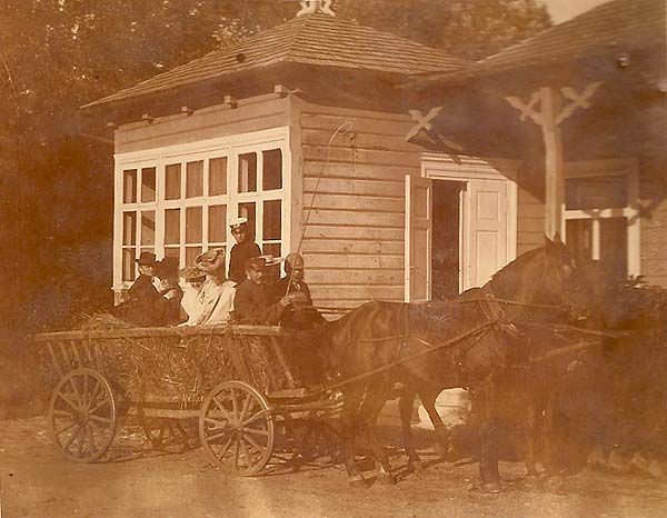  Мядзведка, фальварак (Паланэчка вясковая гміна). Niedźiadka-dwór 1905. <br>Na wozie siedzą: Helena de domo Gażycz Abłamowicz (po  mężu Michale), jej córka Paulina Abłamowiczówna (po mężu Ślizień), pani Odachowska z córką Idą Odachowską