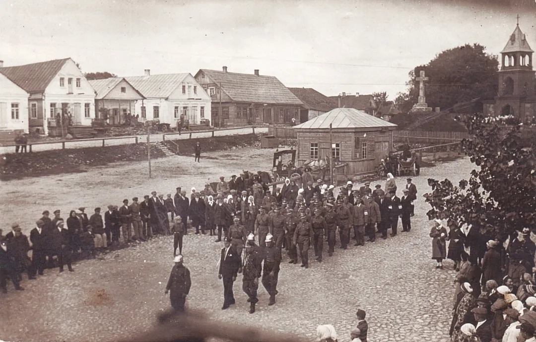  Dziewieniszki, miasteczko   (Dziewieniszki gmina wiejska  ). Miasteczko Dziewieniszki (pow. oszmiański, woj. wileńskie), lata 30. XX wieku. Archiwum prywatne Macieja Rościsława Offerta (Polska)