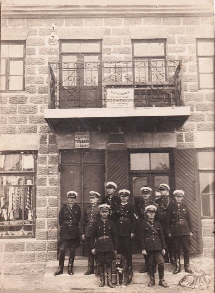  Dziewieniszki, miasteczko   (Dziewieniszki gmina wiejska  ). Miasteczko Dziewieniszki - Dieveniškės (pow. oszmiański, woj. wileńskie), lata 30. XX wieku. Archiwum prywatne Macieja Rościsława Offerta (Polska).