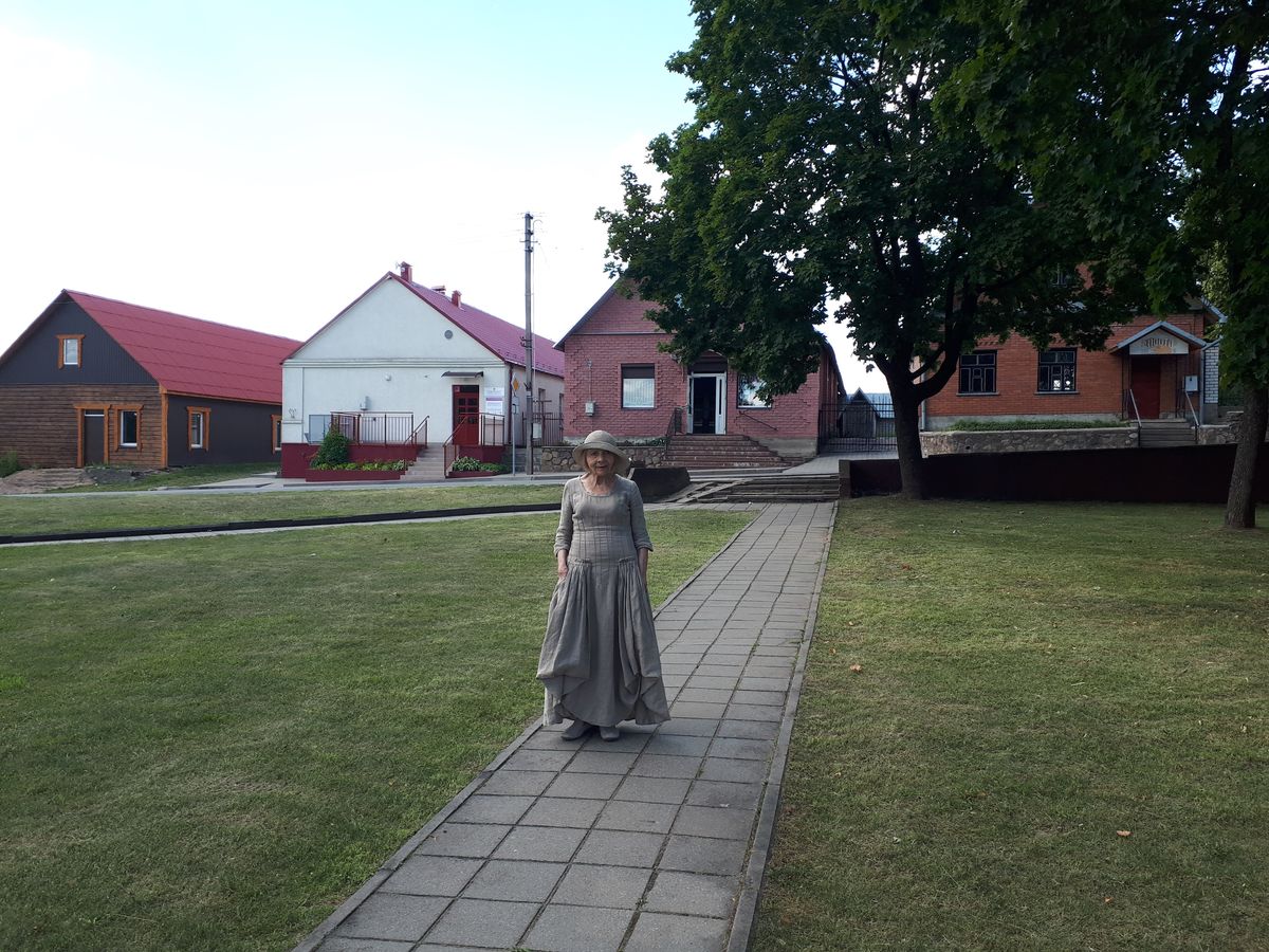  Dieveniškės, market town (Dziewieniszki rural commune). Publicystka Alwida Bajor w Dziewieniszkach, 2021 r.