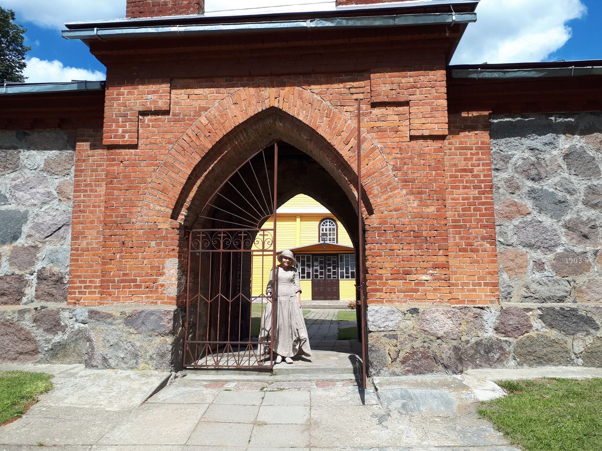  Dziewieniszki, miasteczko   (Dziewieniszki gmina wiejska  ). Publicystka Alwida Bajor w Dziewieniszkach, 2021 r.