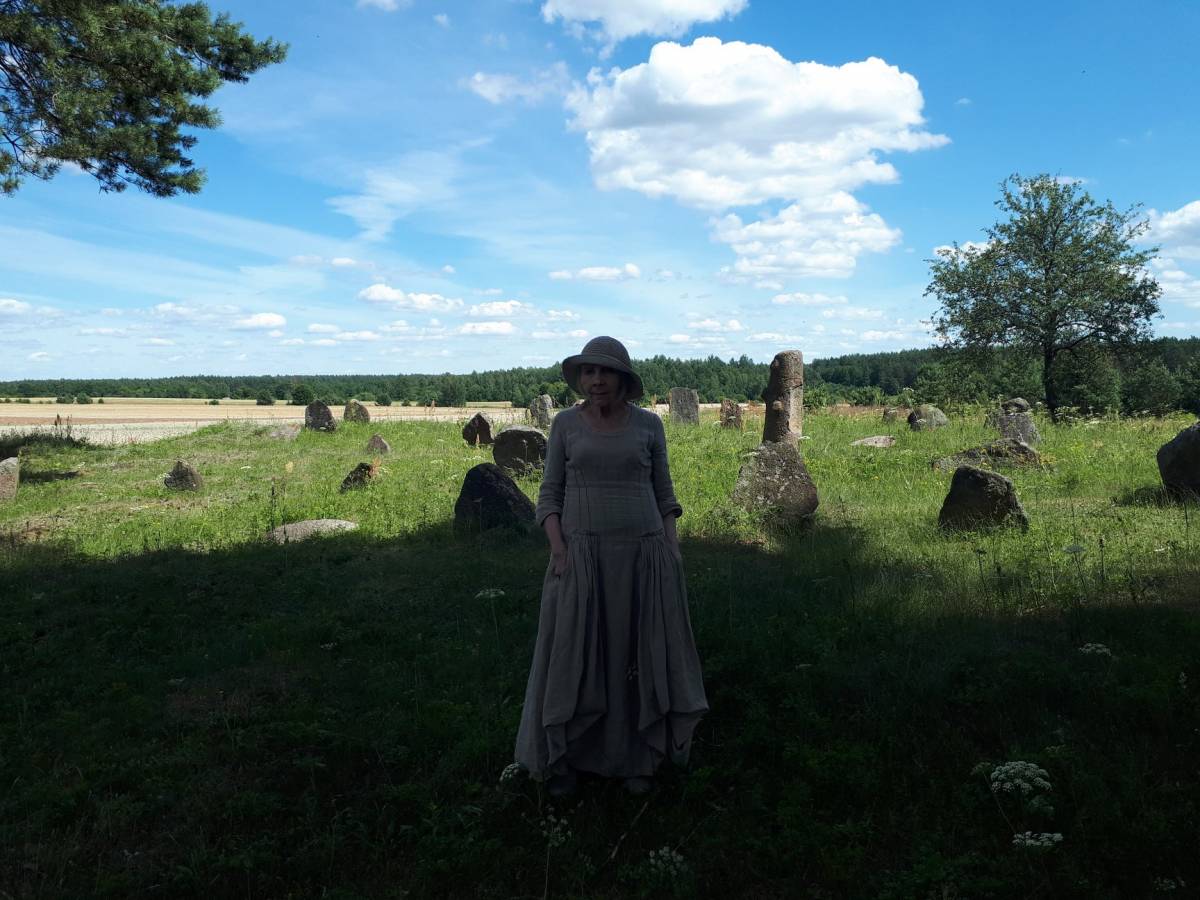  Dziewieniszki, miasteczko   (Dziewieniszki gmina wiejska  ). Publicystka Alwida Bajor w Dziewieniszkach, na żydowskim cmentarzu. Dziewieniszki, 2021 r.
