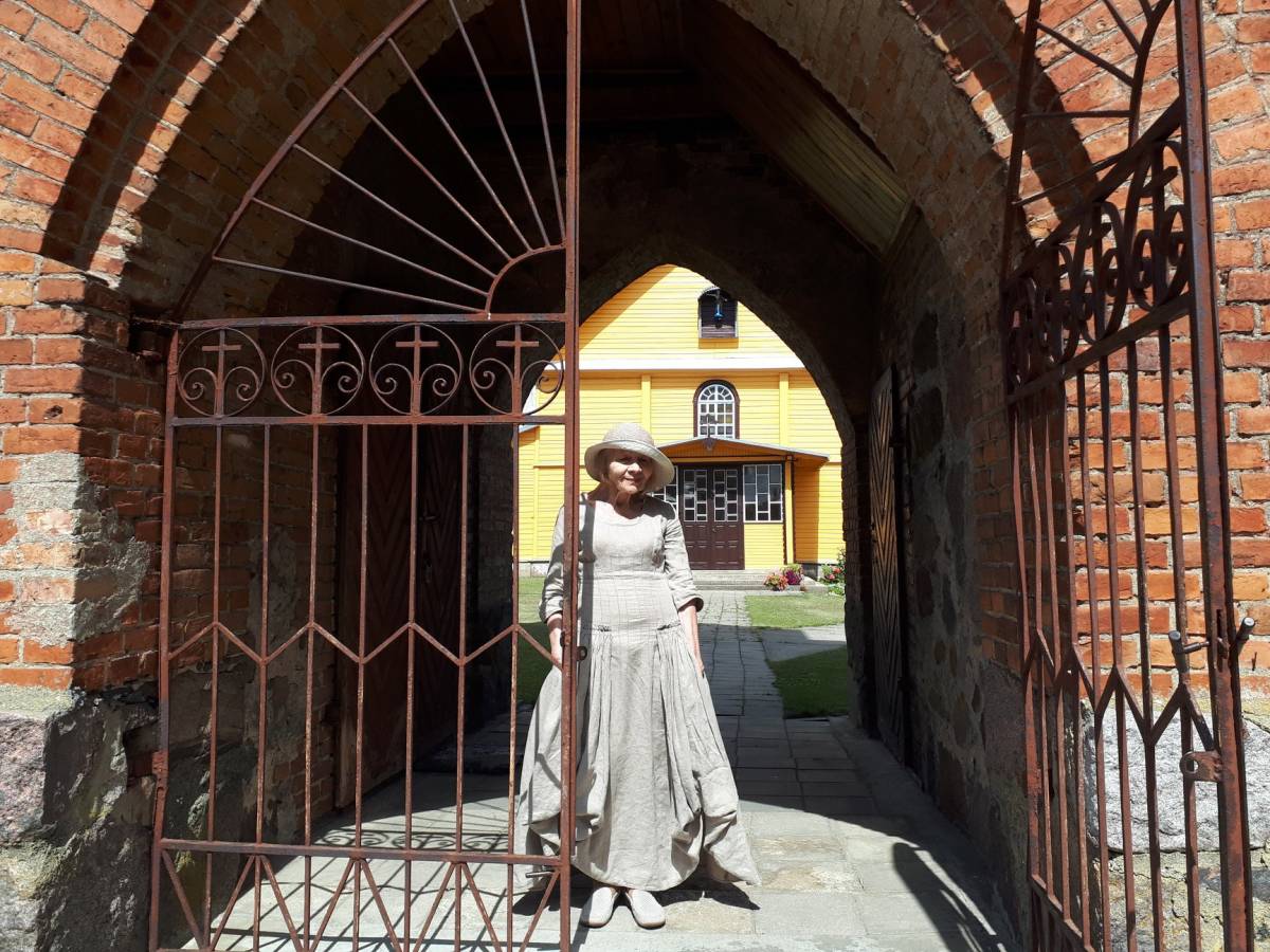  Dziewieniszki, miasteczko   (Dziewieniszki gmina wiejska  ). Publicystka Alwida Bajor w Dziewieniszkach. Dziewieniszki, 2021 r.