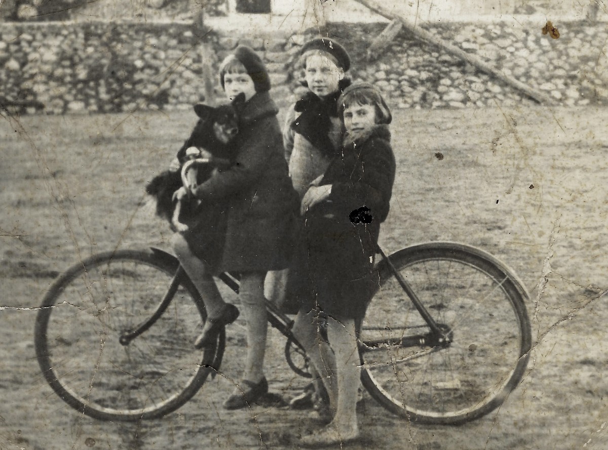  Dziewieniszki, miasteczko   (Dziewieniszki gmina wiejska  ). Dziewieniszki. Uczennice Gimnazjum im. A. Mickiewicza w Dziewieniszkach na rynku dziewieniskim. Lata 1930-te. Archiwum prywatne - Paweł Subocz
