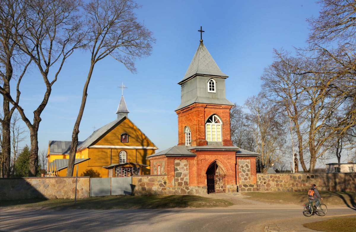  Dziewieniszki, miasteczko   (Dziewieniszki gmina wiejska  ). Dzwonnica i kościół w Dziewieniszkach. © Vidmantas Balkūnas