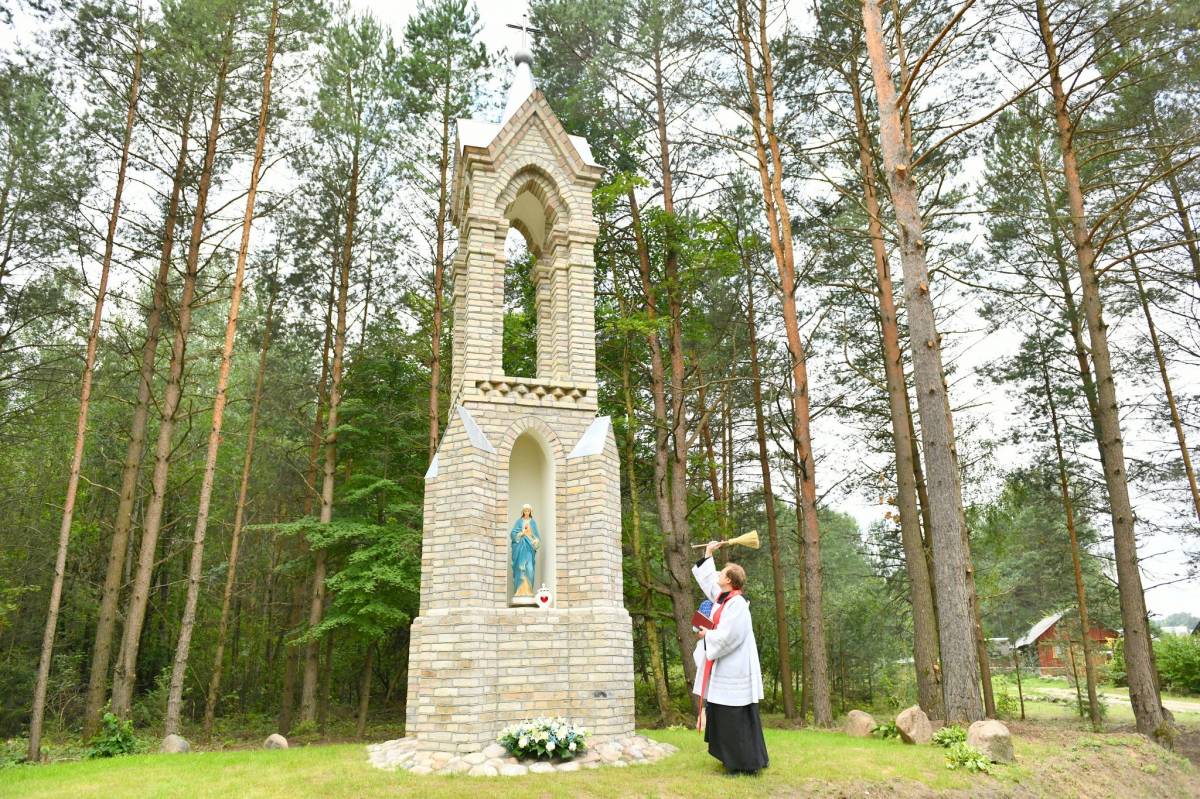  Dziewieniszki, miasteczko   (Dziewieniszki gmina wiejska  ). Poświęcenie odrestaurowanej kapliczki w Dziewieniszkach