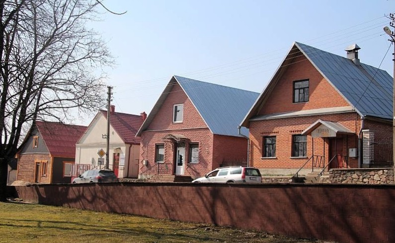  Dziewieniszki, miasteczko   (Dziewieniszki gmina wiejska  ).  Pożydowskie budynki na rynku w Dziewieniszkach