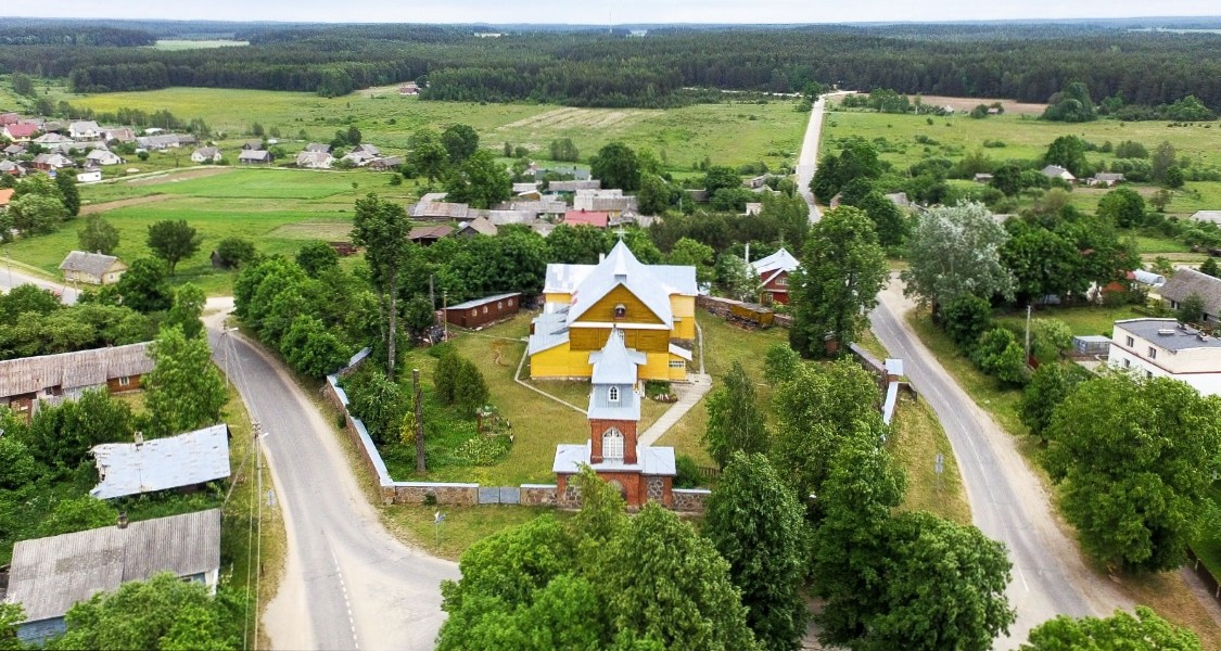  Dziewieniszki, miasteczko   (Dziewieniszki gmina wiejska  ). Miasteczko Dziewieniszki, Widok na kościół w centrum miasteczka 