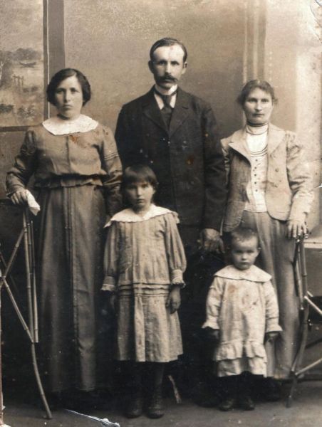  Бранчыцы, вёска (Чыжэвіцкі сельсавет). Тычина Адам Николаевич с женой Александрой Венедиктовной (слева), сестрой (справа) и детьми Софией и Валентиной. 1917 год