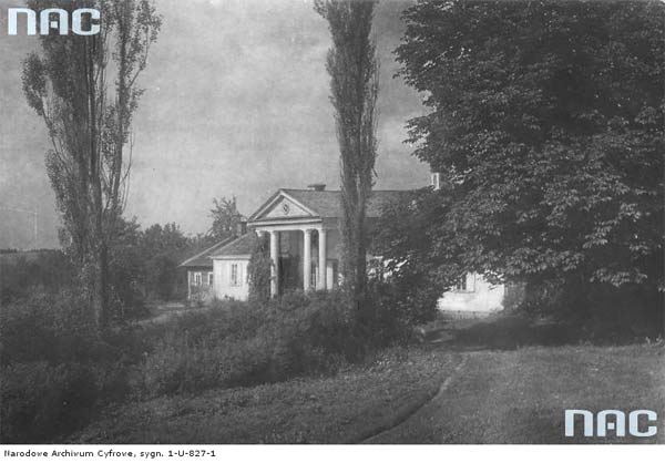  Czombrów, folwark   (Rajce gmina wiejska  ). Czombrów, woj. nowogródzkie. Widok ogólny dworu Karpowiczów.<br>Fot. Bułhak Jan
