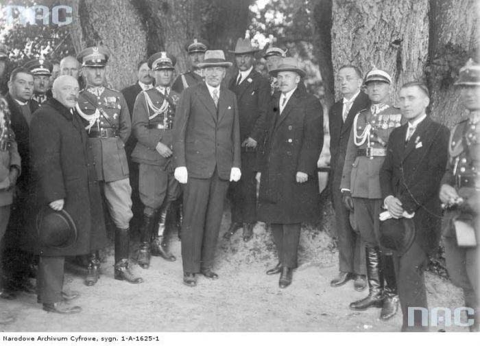 Tuhanowicze, folwark (Cyryn rural commune). Wizyta prezydenta RP Ignacego Mościckiego na kresach wschodnich.<br>Prezydent RP Ignacy Mościcki w parku<br>Foto 1929-10