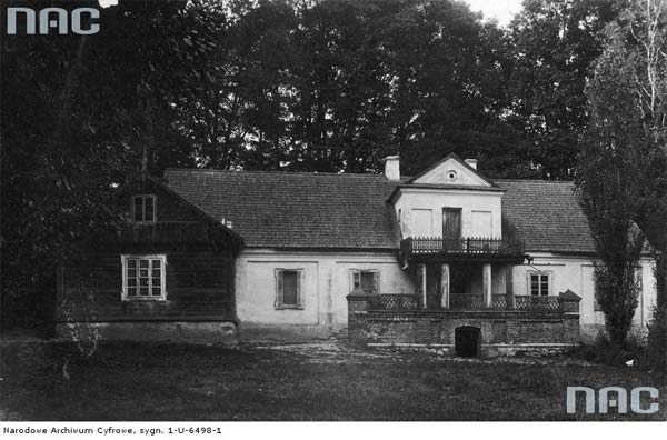  Tuhanowicze, folwark (Cyryn rural commune). Tuhanowicze k. Nowogródka.<br>Widok zewnętrzny oficyny tzw. 'Murowanki'.<br>Data wydarzenia: 1910 - 1915