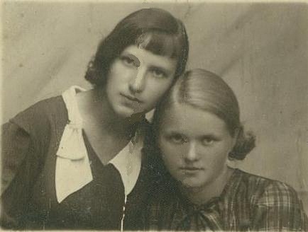  Białohruda, wieś   (Tarnowo sielsowiet  ). Weronika Kurażyńska z d. Krugła (z prawej) z przyjaciółką-kuzynką