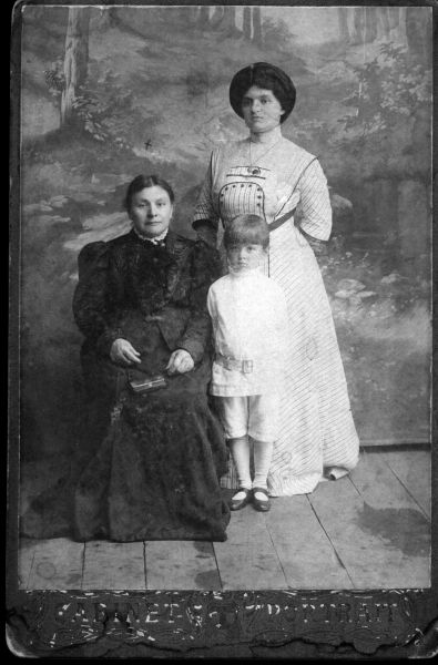  Kamień, wieś   (Ivianiecki sielsowiet  ). Мария Александровна Яштольд-Говорко (ур. Кучук) с дочерью Натальей Ивановной и внуком (1900-е годы)