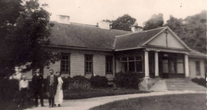  Malinowszczyzna, village (Lebiedzieŭski rural council). Przed dworem Bolesława Świętorzeckiego, lata 20-te.