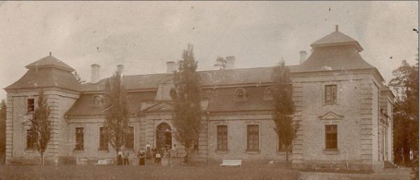  Wysokowszczyzna, estate (Lebiedziewo rural commune). 2 września 1908 roku urodził się w Wysokowszczyźnie Karol Świętorzecki, syn Wacława, późniejszego właściciela Jachimowszczyzny, Połoczan, Raczkowa i Kuczuk.