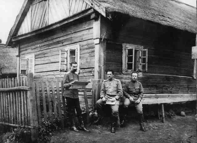  Podlisiejki, wieś   (Kroszyn sielsowiet  ). Группа врачей 7-го гренадерского Самогитского полка у своего жилища. В группе ( слева направо):Д.П.Картель, А.Г.Пальчик, А.П.Егоров.<br>Дата съемки: 30.08.1916<br>Место съемки: Россия, Минская губ./Подлесейки д.