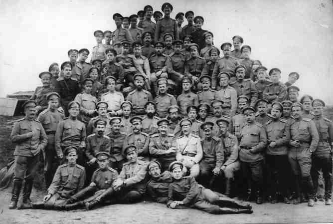  Podlisiejki, wieś   (Kroszyn sielsowiet  ).  <br>Персона<br>Цвецинский Максимилиан Адамович на военной службе с 1887 г. в л-гв.Семеновском по<br>Картель Д.П. врач 7-го гренадерского Самогитского полка<br>Егоров А.П. врач 7-го гренадерского Самогитского полка<br>Пальчик А.Г. врач 7-го гренадерского Самогитского полка<br>Брызгалов Н.Е. начальник учебной команды 7-го гренадерского Самог<br>Иванов А.Н. офицер 7-го гренадерского Самогитского полка<br>Иванов офицер 7-го гренадерского Самогитского полка полк<br>Веригин А.И. командир 7-го гренадерского Самогитского полка п<br>Покровский А.В. адъютант 7-го гренадерского Самогитского полка<br>Альбом: Ал-1294<br>Офицеры 7-го гренадерского Самогитского полка во главе с командиром полка флигель-адъютантом полковником Максимилианом Адамовичем Цвецинским (2-й ряд в центре) у входа в землянку офицерского собрания. В группе: врач [А.П.Егоров] (1 ряд 3-й слева), врач Д.П.Картель (2-й ряд сидит крайний слева) врач А.Г.Пальчик (3-й ряд сидит крайний слева), капитан Н.Е.Брызгалов (1-й ряд 3-й слева), А.Н..Иванов (2-й ряд сидит, 2-й справа), полковник Владимирский (2-ой рд сидит 3-й справа), полковник Иванов (2-й ряд сидит 3-1 слева), полковник А.И.Веригин (2-й ряд стоит (4-й справа), адъютант А.В.Покровский (4-й ряд 3-й слева) и др.<br>Дата съемки: 1916-1917<br>Место съемки: Россия, Минская губ./Подлесейки д.