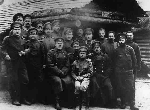  Podlisiejki, wieś   (Kroszyn sielsowiet  ).  <br><br>Персона<br>Егоров А.П. врач 7-го гренадерского Самогитского полка<br>Картель Д.П. врач 7-го гренадерского Самогитского полка<br>Пальчик А.Г. врач 7-го гренадерского Самогитского полка<br>Альбом: Ал-1294<br>Группа военных врачей и медперсонала 7-го гренадерского Самогитского полка. В группе (сидят слева направо):А.П.Егоров, Д.П.Картель, А.Г.Пальчик.<br>Дата съемки: 23.11.1916<br>Место съемки: Россия, Минская губ./Подлесейки д.