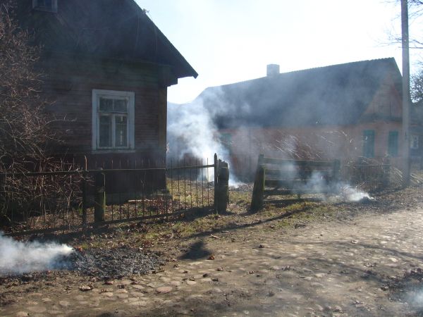  Gaudziszki, folwark (Nowy Dwór rural commune). Небяспечныя вогнішчы з леташняга лісця пры пустых хатах