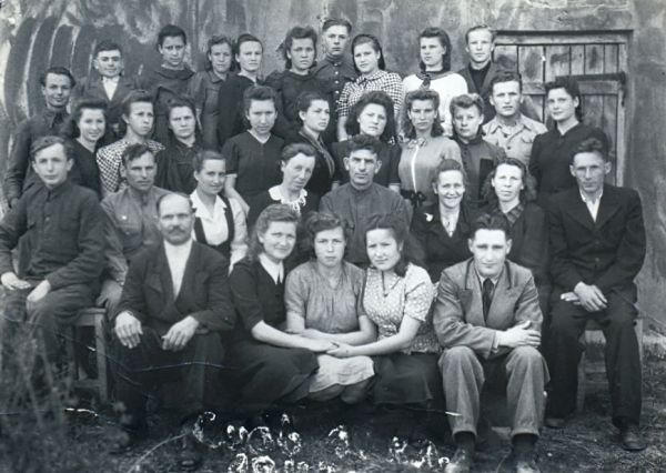  Snów, agromiasteczko   (Snoŭski sielsowiet  ). Первый послевоенный выпускной класс Сновской школы  1947год.