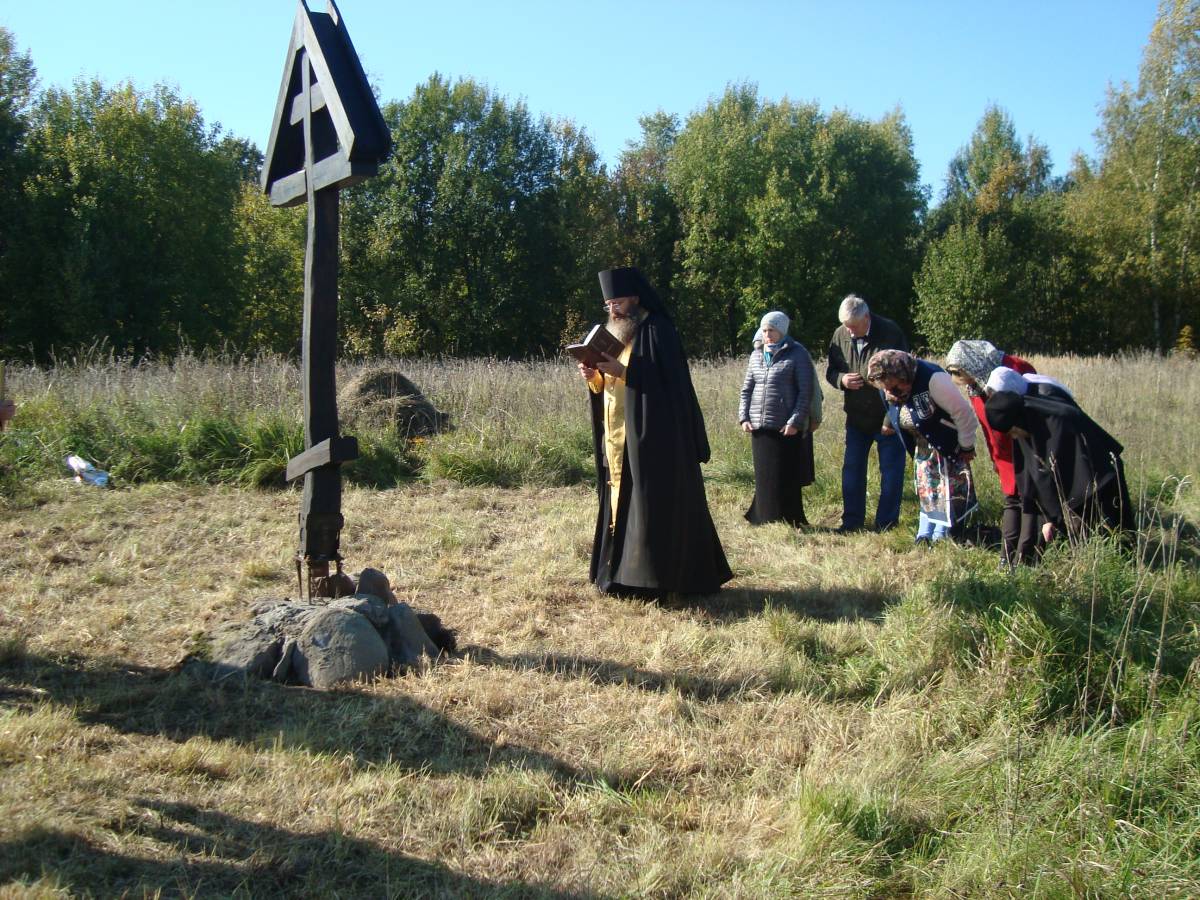  Шакурово (Полуяновского с-о), вёска (Бяскатаўская воласць). Освящение поклонного креста в деревне (урочище) Шакурово. Деревню спалили окупанты в марте (феврале)1943 года, Мирные жители по молитвам к Божией Матери остались живы, чудесным образом миновав расстрела к которому были уже подготовлены и стояли у края местного оврага