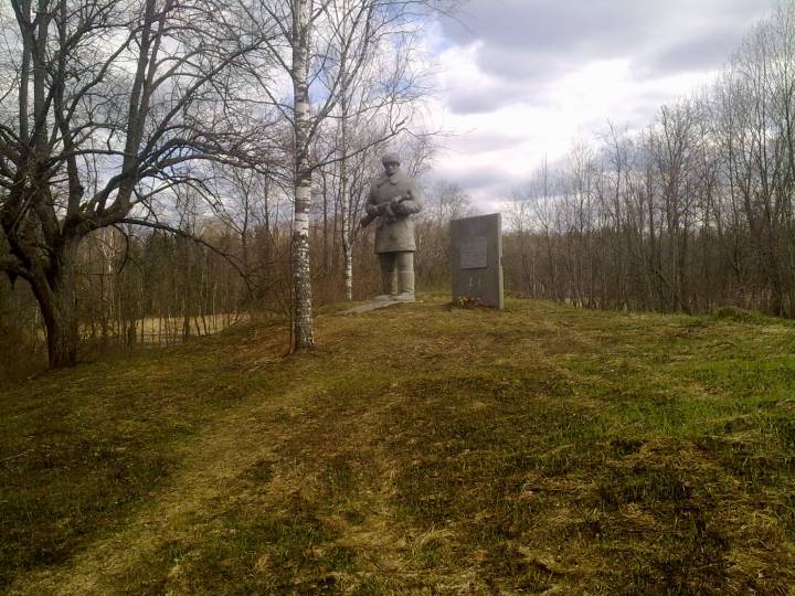  Щелбово, маёнтак (Цёсцінская воласць). За памятником Партизану виднеется маленькое озерцо (скорее болотце). До революции на ручье соединяющем данное озерцо с озером Тиосто стояла Мельница.
