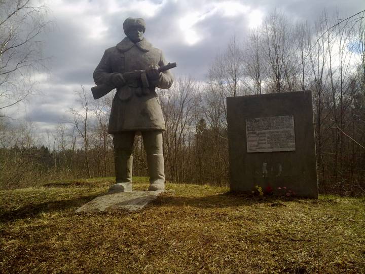  Щелбово, маёнтак (Цёсцінская воласць). Памятник партизану около дороги идущей через деревню Щелбово.
