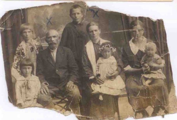  Gatsuki, agrotown (Hacukoŭski rural council). Юревич Софрон и Меланья (В центре) слева внучка Елена (Геля) Юревич Серенкова), дочь Анета Юревич (Булай), справа дочь Ольга Юревич (Струневская), внучка Лидия Струневская . Слуцк 1927год