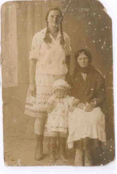  Gatsuki, agrotown (Hacukoŭski rural council). Коледа Мария-Елена с Дочерью Зосей (Софией) и внучкой Александрой Минская область ~ около 1927-1930год