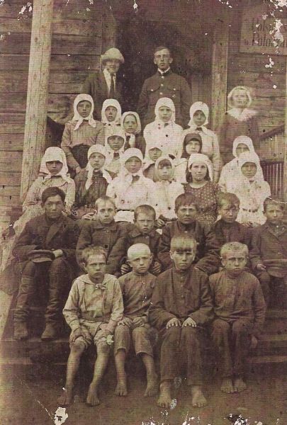  Połoczany, agrotown (Pałačanski rural council). Polska szkoła w Połoczanach, dziecie i nauczycielka Helena Minkowska, 1921 rok
