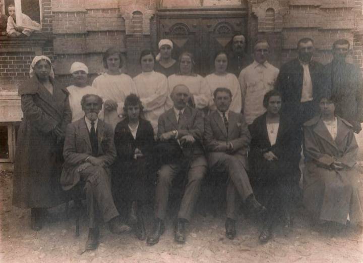  Ошмяны, город ( ). Przed szpitalem, pracownicy szpitala