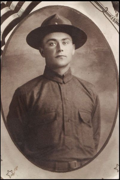  Маслікаўцы, вёска (Ліпнішкаўскі сельсавет). JAN AMBROŻEWICZ<br>Urodzony w 1890 we wsi Maślikowce koło Lipniszek.Syn Antoniego i Ludwiki Ambrożewicz(z.d. Oszurek) <br>Wyemigrował do USA w roku 1911<br>Zamieszkal  w Nowym Jorku u brata  Ludwiki Ambrążewicz- Justyna Oszurka .<br>W 1918 r. zgłosil się na ochotnika do Armii Stanow Zjednoczonych i został przydzielony do<br> 5-tej Dywizji, American Expeditionary Forces<br>61st Infantry Regiment,Company C<br><br>W 1918 r jednostka została skierowana do Francji gdzie przeszła szkolenie i nastepnie została skierowana na front .<br>Brała udział w walkach w okolicy St. Mihiel, Argonne, Meuse, Rhine<br>Dowódcą 5-tej Dywizji byl Major General Commanding: Hanson E. Ely.<br> <br>J. Ambrążewicz odniósł rany w czasie niemieckiego ostrzału linii amerykanskich w okolicy Raon-l'Étape.<br>Zmarł 5 sierpnia 1918 r. i został pochowany na cmentarzu nr.345 w Raon-l'Étape.<br>W 1922 r. zostal przeniesiony na Meuse-Argonne American Cemetery<br>Romagne gdzie spoczywa na  działce  D rząd  33 grób nr 19.