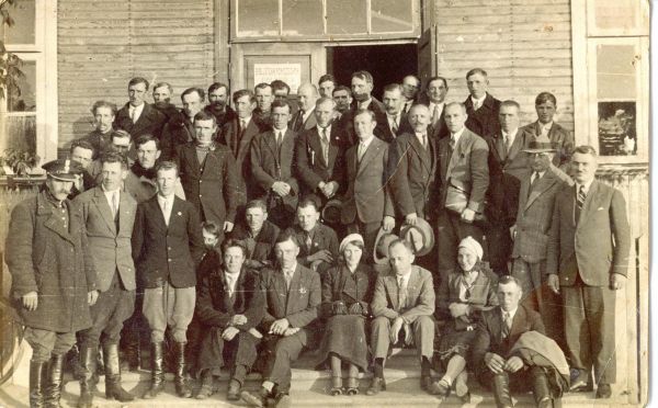  Zacierzewo, folwark (Świerżeń rural commune). Zdjęcie zrobione przed biblioteką w Śerżniu pierwszy od lewej Benedykt Kosiorek (mój pradziadek)