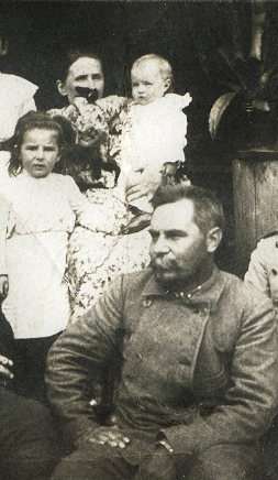  Gorodok, village (Zavodskasłabodski rural council). Córka właścicieli folwarku Horodek (Gródek) Maria Onoszko z mężem Ignacym Bujnickim i dziećmi  Eugenią a Anatolią około 1905 roku (zob.<br>http://onoszko-ludwika.blogspot.com/p/onoszko-wspomnienia-zdjecia.html<br> <br>http://onoszko-ludwika.blogspot.com/p/blog-page_9484.html