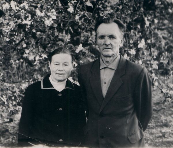  Żuprany, agrotown (Zhupranskiy rural council). Moja Ciocia Bronisława z Wujkiem<br>Piotrem (brat mojej Mamy Władysławy  zd. Wienckowskich).