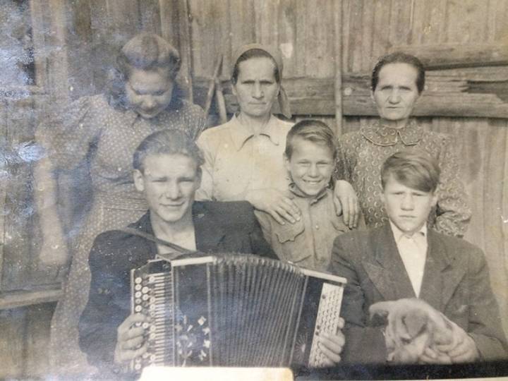  Uborek, wieś   (Mscižski sielsowiet  ). первая с правой стороны - Степанида (сестра Ольги, моей прабабушки). Жила в д. Уборок, уехала в Сибирь
