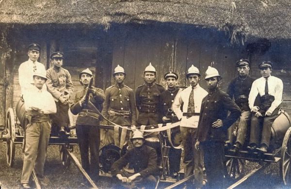  Козловщина, городской посёлок (Козловщинский сельсовет). Straż pożarna miasteczka Kozłowszczyzna - 09.09.1922 r.<br>Na zdjęciu:<br>1. M.<br>2.<br>3. Z. Bar,<br>4. J. Kołmanowski lub Kałmanowski lub Kaimanowski,<br>5. E. Zacharewicz,<br>6. Józef Piekarski - Naczelnik straży, funkcjonariusz Policji Państwowej w tym miasteczku,<br>7.L.<br>8. G. Lidski,<br>9. L.<br>10. R. Szurman,<br>11. M. Sawicki,<br>12. G. Miedwiedzki.<br>Te nazwiska udało się odczytać. 