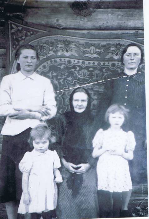  Бортники, деревня (Плисский сельсовет). Siedzi Stanisława Usowicz zd. Kuraszewicz.<br>Z lewej stoi synowa Brońcia. Z prawej stoi córka Magdalena.<br>Dziewczynki to córki Brońci Usowicz zd. Hałuza.