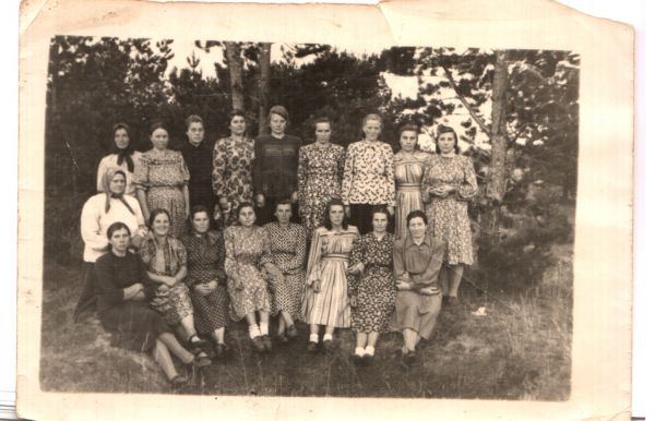  Chodziuki, wieś   (Chodorowce sielsowiet  ). dziewczęta z Chodziuków. lata 1950-te. pierwsza od lewa z dółu - moja prababcia Maria Jakubowska ur Czasnowska (1917-1992). Druga z prawa na dole - Anna Jakubowska (ur.1923 r.)