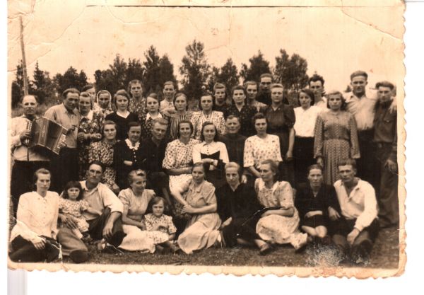  Ходюки, деревня (Ходоровский сельсовет). młodzież chodziukowska. lata 1950-te. 7-ma od lewa na góry - Maria Jakubowska z Czasnowskich. 4-ta od lewa w środku - Anna Jakubowska. u dołu w pierwszym rzędzie 4-ta od prawej (w ciemnej sukience) siedzi na ziemi Maria Jakubowska 