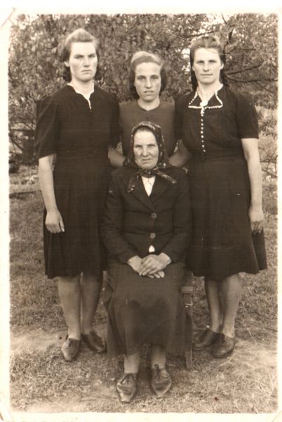  Ходюки, деревня (Ходоровский сельсовет). Maria Jakubowska ur. Jakimowicz z córkami Jadwigą Marysią i Anną. Lata 1950-te