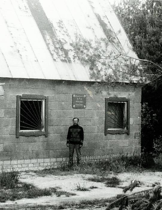  Černi, agrotown (Černinski rural council). Сяргей Афенагентаў каля дома паляўнічых і рыбаловаў Чэрнінскага калектыва...