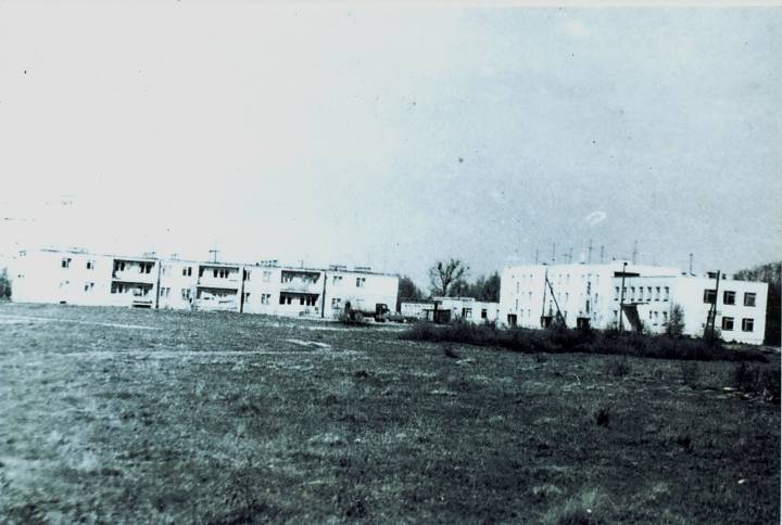  Черни, агрогородок (Чернинский сельсовет). Кантора - 2 паверхі; дом - 2 паверхі і новы дом - 3 паверхі. Гэта ўсе высоткі ў Чэрнях на 1979 год...