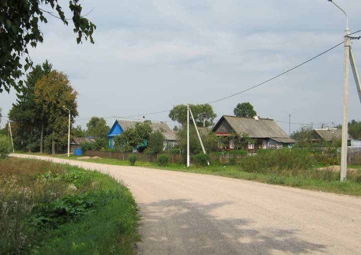  Dobriniewo, wieś   (Hajnienski sielsowiet  ). Дарога праходзіць цераз вёску...
