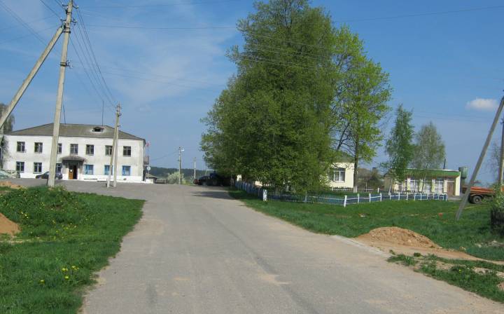  Hajna, agromiasteczko   (Hajnienski sielsowiet  ). З даўніх часоў у цэнтры  Гайна была невялікая плошча.