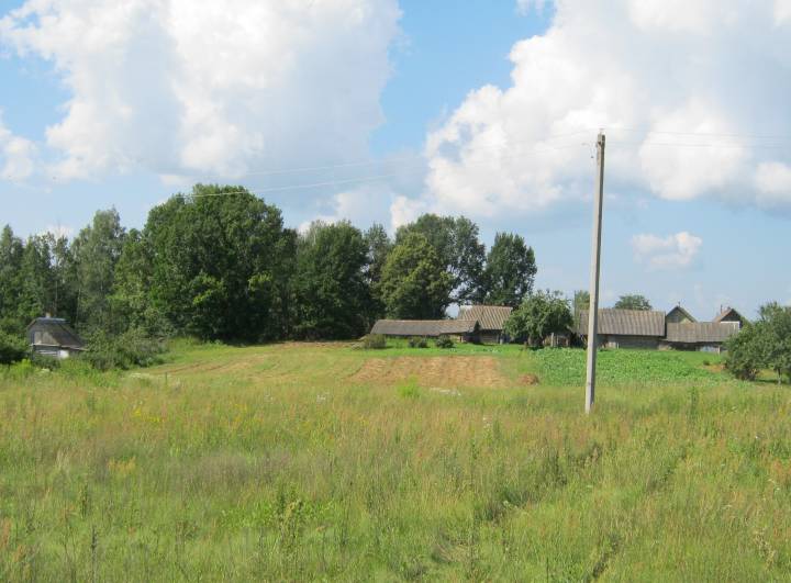  Krasnyy Bor, village (Gayno-Slobodskaya volost). Вёска атрымала назву Красны Бор таму, што тут пачыналася дарога цераз балота ў Красны Бор (Святы Лес), які цяпер называюць Ідалінскім Лесам, дзе было капішча яшчэ ў ІІІ-ІV стагоддзі...