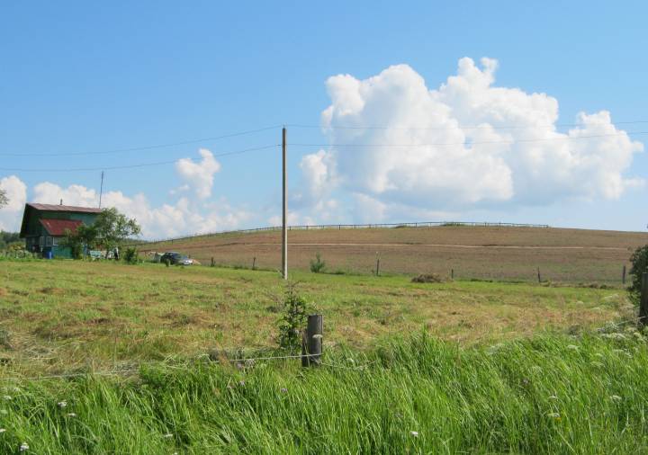  Krasnyy Bor, village (Gayno-Slobodskaya volost). Вёска Красны Бор. На ўзвышшы, дзе было старажытнае селішча, бачна агароджа. Вось там цяпер і знаходзіцца кар'ер, які абяцаюць закрыць восенню.